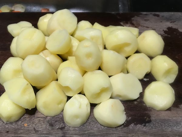 好市多進口馬鈴薯，去皮切小塊（約1/4顆）