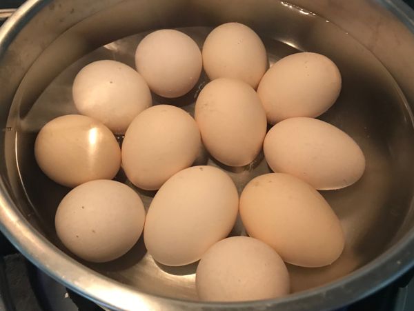 冰雞蛋入冷水煮13分鐘，沖涼水剝殼，蛋白（切小塊）、蛋黃分開備用