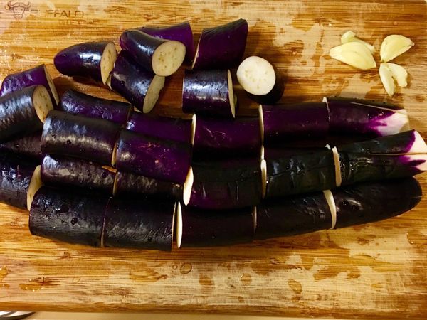 茄子洗淨切段、蒜頭壓扁或切末