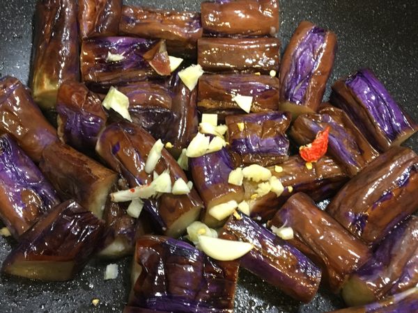 茄子煎軟後將蒜末、辣椒進來一起拌炒一下⋯⋯