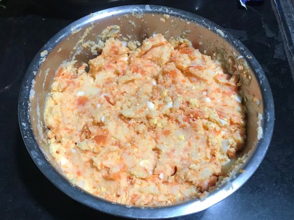 紅蘿蔔&amp;馬鈴薯用電鍋蒸熟後搗成泥狀（外鍋約3-4杯水，使情況而定，芯熟透即可）