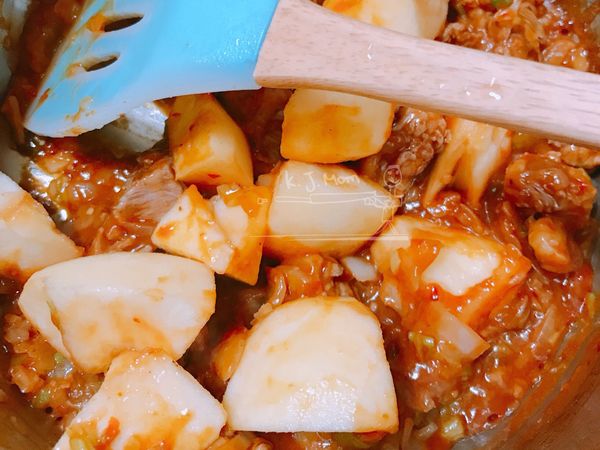 接著加入1小匙白胡椒粉跟1小匙五香粉超香 ...接著放人1.5大匙番茄醬、2.5大匙辣豆瓣醬 、切塊蘋果一顆（自然甜味），炒到肉上色
再加入3大匙醬油炒