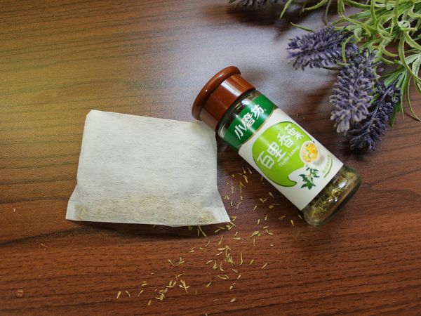 百里香葉裝入茶花袋中