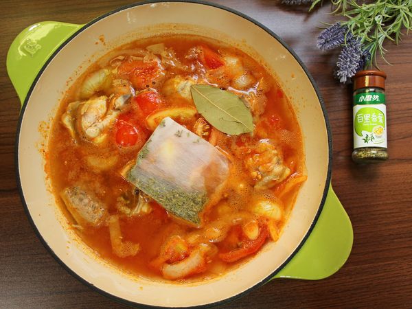 加入清水、雞肉、月桂葉及茶花包煮滾