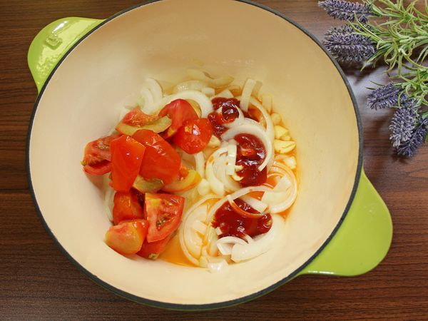 加入番茄、番茄醬炒勻