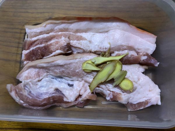 豬肉洗淨 薑切片備用