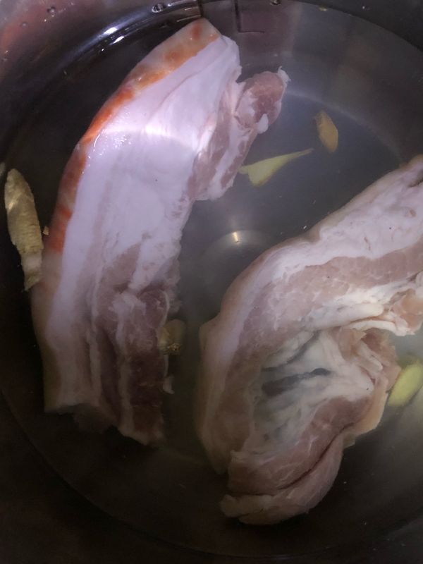 萬用鍋內放入豬肉及薑片 米酒，加水蓋過豬肉，放上蒸架及上層要蒸的食材，蓋上蓋子健康蒸功能15分鐘