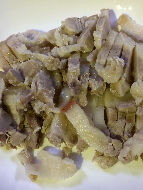 時間到後 夾起豬肉 放涼切片，利用烹調中的時間 將蒜頭切碎加入醬油或油膏完成沾醬