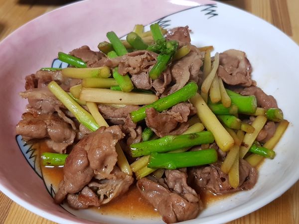 先醃好肉片約20分備用

起油鍋爆香蒜頭
下肉片炒8分熟
下蘆筍及調味料
翻炒至全熟即可