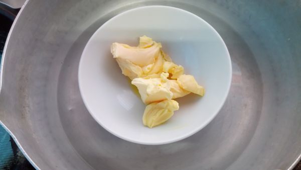 有些保存奶油會冰在冰箱來不及退冷的話，可以用隔水加熱的方式融化奶油哦。