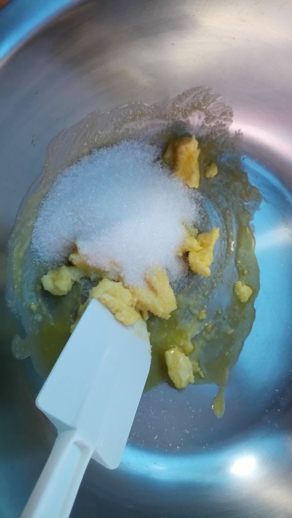 先將奶油+砂糖攪拌在一起至不見砂糖白色，砂糖需分次加入，攪拌的過程會讓奶油逐漸柔軟。