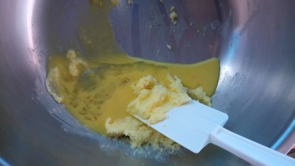 加入蛋液一起攪拌；加入蛋液後奶油和砂糖會融化的較快些。