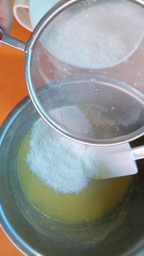 分次加入過篩好的低筋麵粉和泡打粉，慢慢攪拌，一開始的步驟比較黏稠，需要有些耐心讓它和在一起～當然稍微有些團狀出現後也可以直接用手會比較快一點。