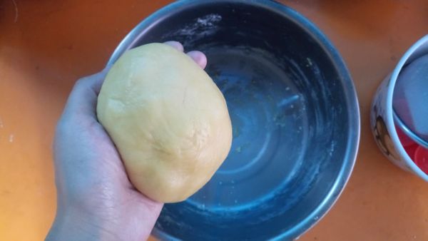 將鍋裡的麵粉都裹完了就可以囉，不用刻意的搓揉它，以免出筋影響口感。