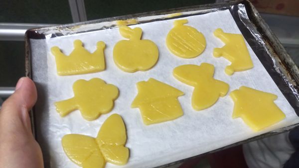 時間到後就可以壓膜來烤囉；也可以試試在餅乾上刷點蛋液，烤出來的餅乾更有蛋香哦。
小烤箱預熱5分鐘，在烤盤上舖2～3層鋁箔紙預防底部焦的太快，舖上烘培紙。
第一盤進烤箱的餅乾烤約4分鐘，再前後換面進去烤3分鐘。第二盤之後因為烤箱已經很熱了，約前後各3分鐘即可。