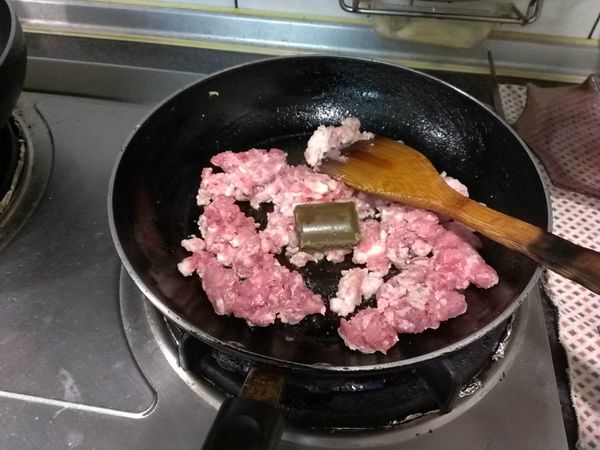 豬絞肉加一塊咖哩塊炒熟