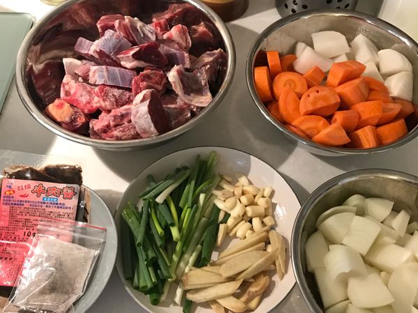首先將紅蘿蔔、白蘿蔔、洋蔥都切成塊狀備用！
牛肉切塊備用，不要切太小塊⋯燉煮完會縮，薑切片，蒜頭也切片、蔥切段備用！