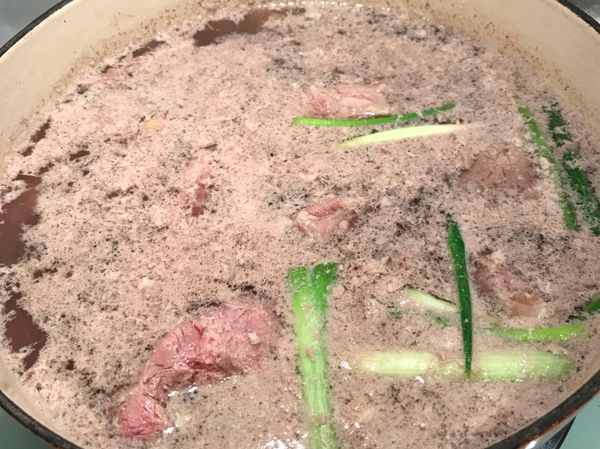 煮到滾⋯會浮出來很多雜質，再用濾網撈起來！