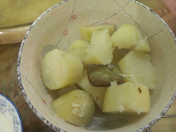 馬鈴薯蒸熟後加一塊咖哩塊和奶油先拌勻後再將絞肉加入續拌