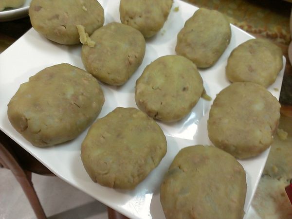 接著用手揉成一個個可樂餅