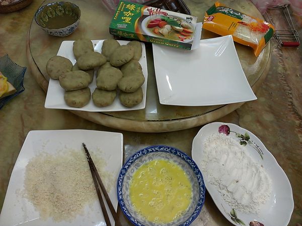 接著過三關，先沾麵粉再沾蛋液最後沾麵包粉