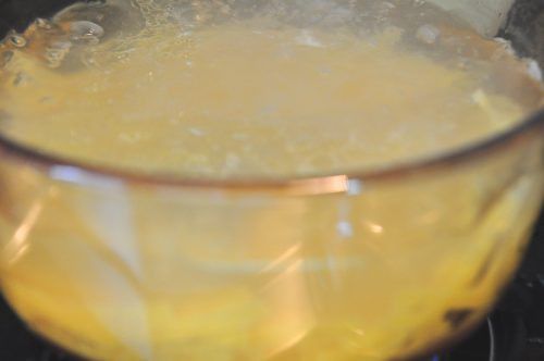 起一鍋熱水，加入鹽和橄欖油，寬麵下鍋煮約 10 分鐘，因為麵起鍋後不會再次加熱，可以直接參考包裝上的時間不須縮短