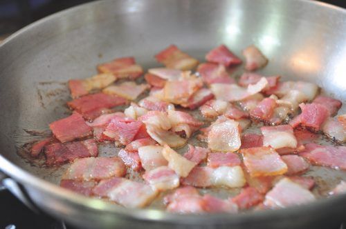 培根切小片，鍋內放入少許油煎香後起鍋待用（不用煎到焦硬，軟的狀態口感較好），鍋子不用清洗等等會用到