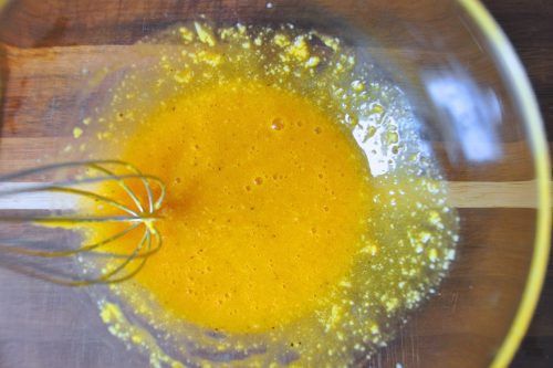 煎培根和煮麵的同時，將蛋黃分離取出，與鹽、黑胡椒和帕瑪森乳酪拌勻