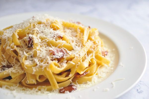 麵撈起擺盤，撒上乳酪絲就完成囉！