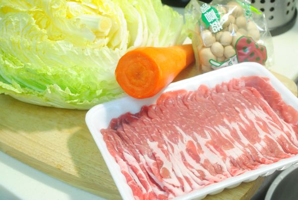 全部主食:山東白菜切去底部洗乾淨.