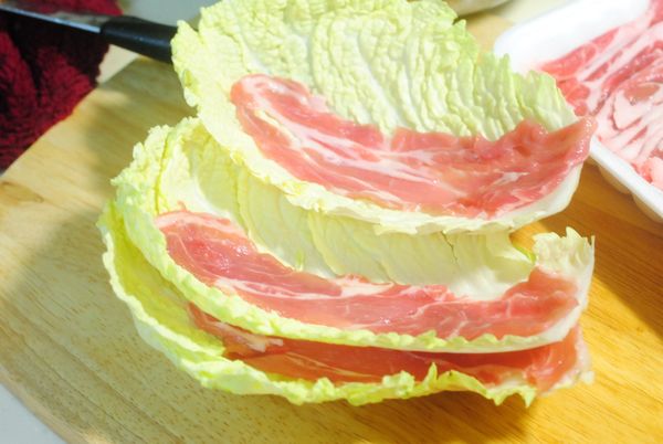 白菜與肉片,以一片一片推疊起來.以3~4片為一個單位.