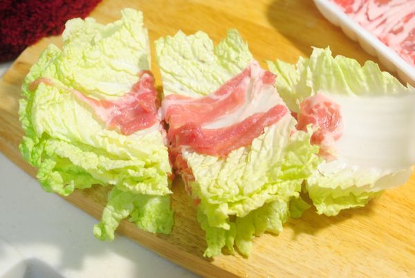 3~4片疊起來後,切成適量等份.(我切成三分)