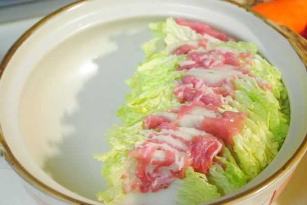 切面較整齊的部份朝上,隨著鍋緣立起來.