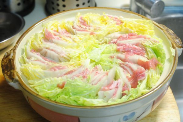 重覆2~3的步驟,將食材擺滿鍋子.(疊緊一點沒有關係,煮後水份會出來)