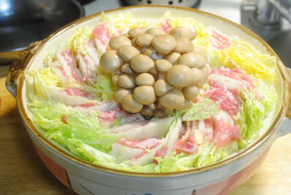 中間擺上切去底部的鴻喜菇.