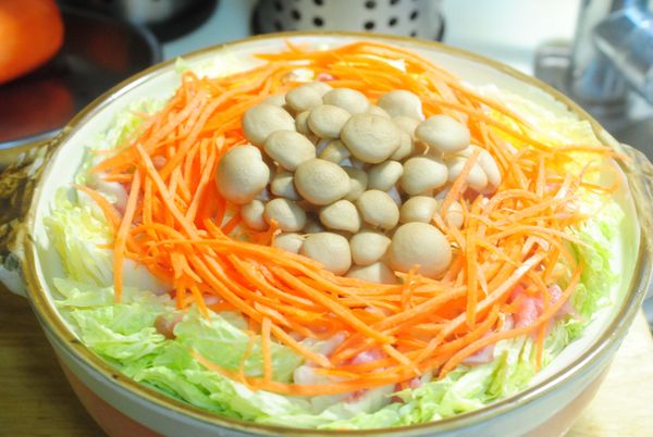 再放上切絲的紅蘿蔔.....切絲,切片,刻花都隨意.