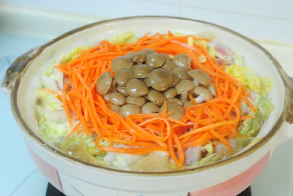 放於瓦斯爐上,以中火燉煮約30分鐘左右.(若水份不足,請以熱水加入,別用冷水).