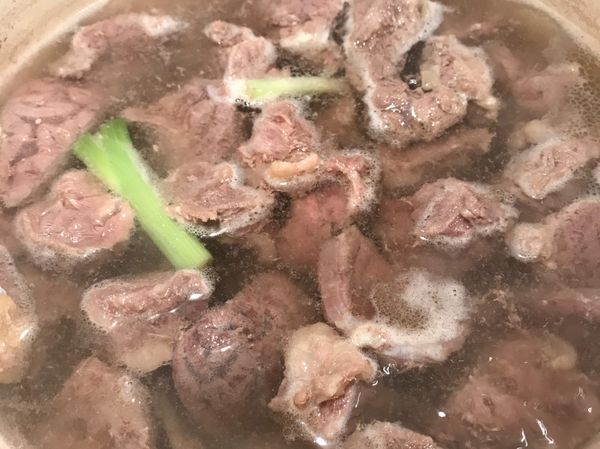雜質撈起來後⋯湯變的很清澈，也將燙過的牛肉撈起來！這湯不要丟掉，這就是很菁華的牛肉高湯。