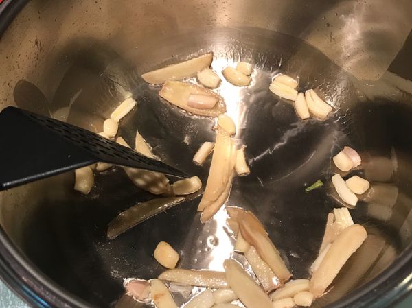 將WMF PRo 快力鍋放爐上⋯在鍋內倒些油，放薑片，蒜片爆出香味。