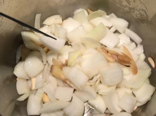 再將切好的洋蔥加進去拌炒出香味⋯