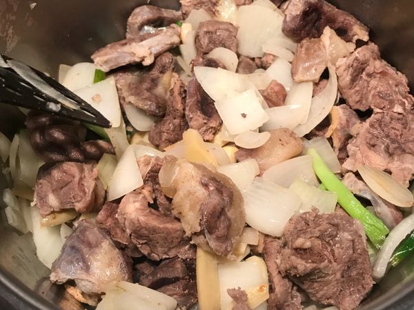 再加入剛燙過的牛肉ㄧ起拌炒到牛肉釋放出油脂，炒出香味⋯