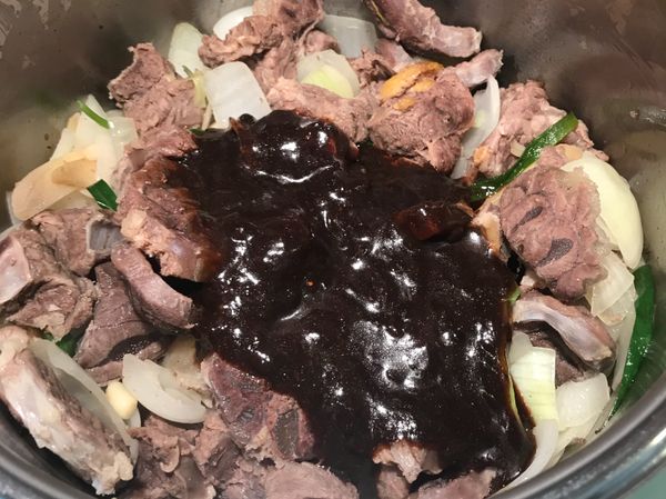 將調味料加入⋯和牛肉ㄧ起拌炒⋯