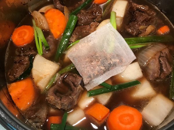 將剛煮好的牛肉高湯⋯倒進鍋子內，滷包也放進去。