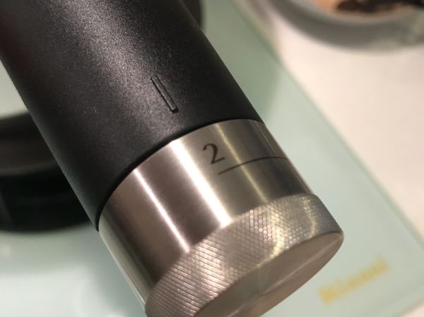 手把上1和2代表料理種類不同，選擇的段數，這次是燉牛肉，鍋子手把轉到2。