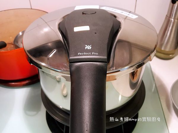 開始用中火加熱燉煮⋯此時，安全閥上位置是原位。