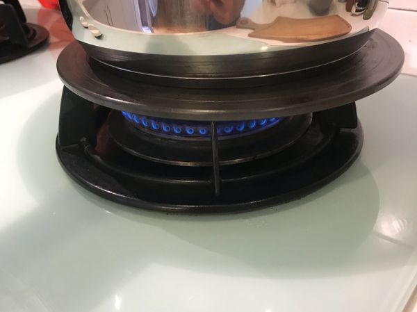 將火調整成小火燉煮⋯參考使用說明書建議牛肉烹煮時間，開始計時！我這次是計時20分左右。觀察安全閥都要在2的位置哦！如果掉到1，表示火力不足，要再調整火力⋯