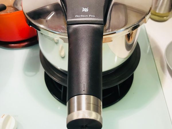 時間到，關火⋯此時不要打開哦，等待鍋子洩壓。安全考量，先不要移動鍋子。