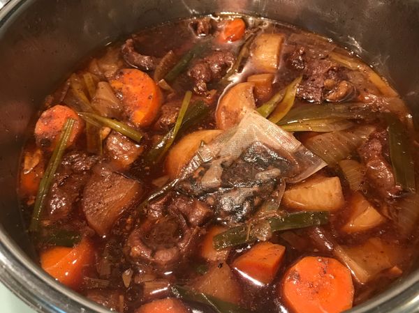 ㄧ開鍋，香氣四溢⋯湯頭好濃好香哦。
將滷包取出來⋯