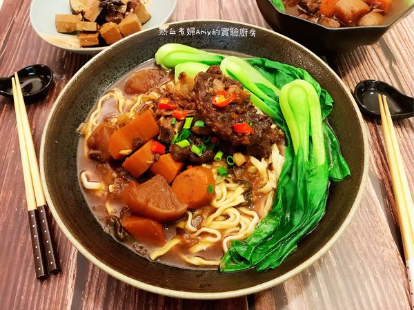 煮好麵條、再燙些青江菜⋯呈盤，倒入牛肉湯⋯再撒上蔥花、香噴噴的紅燒牛肉麵完成啦！
