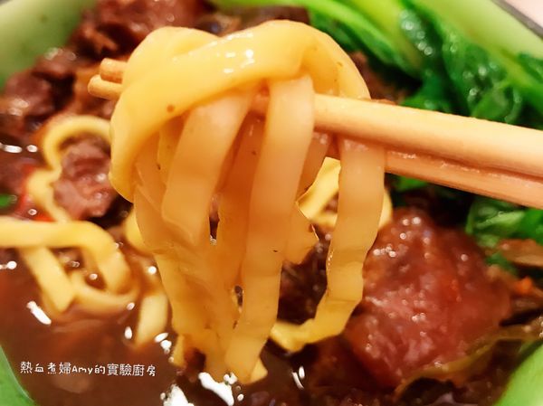 麵條吸滿牛肉的湯汁⋯真的太美味，老公說好吃到想流眼淚，說我可以去賣牛肉麵了⋯哈😆